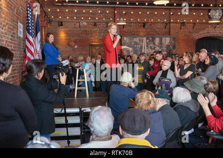 Dubuque, Iowa, USA. 1. März, 2019. Massachusetts Senator Elizabeth Warren hielt eine Organisation der Kundgebung auf dem Stein Cliff Weingut in Dubuque, Iowa, USA am Freitag. Warren war, werbend für die Iowa Caucus 2020 Präsidentschaftswahlen in ihrer Suche nach der Demokratischen Partei eine Nominierung. Credit: Keith Turrill/Alamy leben Nachrichten Stockfoto