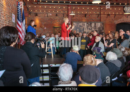 Dubuque, Iowa, USA. 1. März, 2019. Massachusetts Senator Elizabeth Warren hielt eine Organisation der Kundgebung auf dem Stein Cliff Weingut in Dubuque, Iowa, USA am Freitag. Warren war, werbend für die Iowa Caucus 2020 Präsidentschaftswahlen in ihrer Suche nach der Demokratischen Partei eine Nominierung. Credit: Keith Turrill/Alamy leben Nachrichten Stockfoto