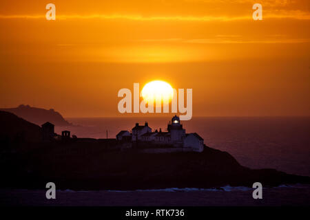 Roches Point, Cork, Irland. 02. März, 2019. Ein herrlicher Sonnenaufgang über Roches Point Leuchtturm im Hafen von Cork, Irland und würde den Weg zu Regen, schwere und manchmal hartnäckig. Der Regen wird durch eine starke Südwind, die an der Westküste stärker ausfallen werden und Hohe See wird das Risiko von Überschwemmungen in den Küstengebieten bringen begleitet werden. Quelle: David Creedon/Alamy leben Nachrichten Stockfoto