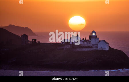 Roches Point, Cork, Irland. 02. März, 2019. Ein herrlicher Sonnenaufgang über Roches Point Leuchtturm im Hafen von Cork, Irland und würde den Weg zu Regen, schwere und manchmal hartnäckig. Der Regen wird durch eine starke Südwind, die an der Westküste stärker ausfallen werden und Hohe See wird das Risiko von Überschwemmungen in den Küstengebieten bringen begleitet werden. Quelle: David Creedon/Alamy leben Nachrichten Stockfoto