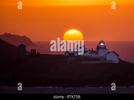 Roches Point, Cork, Irland. 02. März, 2019. Ein herrlicher Sonnenaufgang über Roches Point Leuchtturm im Hafen von Cork, Irland und würde den Weg zu Regen, schwere und manchmal hartnäckig. Der Regen wird durch eine starke Südwind, die an der Westküste stärker ausfallen werden und Hohe See wird das Risiko von Überschwemmungen in den Küstengebieten bringen begleitet werden. Quelle: David Creedon/Alamy leben Nachrichten Stockfoto