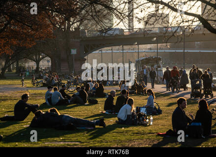 27. Februar 2019, Hessen, Frankfurt/Main: Menschen tummeln sich auf den Wiesen und an den Ufern des Main an einem warmen Februar Abend. Foto: Frank Rumpenhorst/dpa Stockfoto