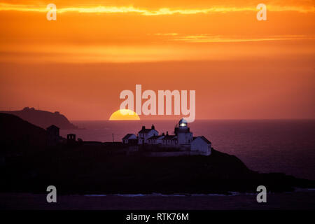 Roches Point, Cork, Irland. 02. März, 2019. Ein herrlicher Sonnenaufgang über Roches Point Leuchtturm im Hafen von Cork, Irland und würde den Weg zu Regen, schwere und manchmal hartnäckig. Der Regen wird durch eine starke Südwind, die an der Westküste stärker ausfallen werden und Hohe See wird das Risiko von Überschwemmungen in den Küstengebieten bringen begleitet werden. Quelle: David Creedon/Alamy leben Nachrichten Stockfoto