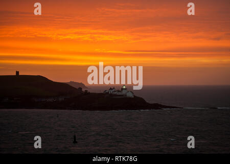 Roches Point, Cork, Irland. 02. März, 2019. Eine herrliche Dämmerung über Roches Point Leuchtturm im Hafen von Cork, Irland und würde den Weg zu Regen, schwere und manchmal hartnäckig. Der Regen wird durch eine starke Südwind, die an der Westküste stärker ausfallen werden und Hohe See wird das Risiko von Überschwemmungen in den Küstengebieten bringen begleitet werden. Quelle: David Creedon/Alamy leben Nachrichten Stockfoto