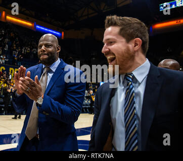 Berkeley, CA, USA. 28 Feb, 2019. A. in Kalifornien Haupttrainer Wyking Jones feiert eine atemberaubende über AP gewinnen, geordnetes #25 Washington nach Basketball Spiel der NCAA Men zwischen der Washington Huskies und den Kalifornien goldenen Bären. Kalifornien gewann 76-73 an Hass Pavillon, Berkeley, Calif. Thurman James/CSM/Alamy leben Nachrichten Stockfoto