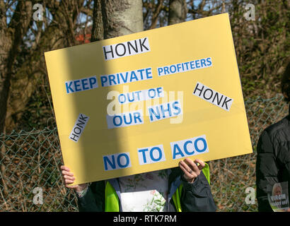 NHS Hospital 2019 Protest von Patienten und Beschäftigten im Gesundheitswesen außerhalb des Southport and Ormskirk Hospital NHS Trust, der die wichtigste Gesundheitsfürsorge für 258,000 Menschen in Southport, Formby und West Lancashire darstellt. KONP-Aktivisten wollen den NHS öffentlich halten und sind gegen Kürzungen der Krankenhausfinanzierung, Privatisierungen und den Verkauf von Standorten. Sie beschuldigen Tory-Kürzungen, die den NHS bluten lassen und sagen Nein zu ACO. Kredit MWI/AlamyLiveNews Stockfoto