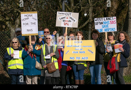 NHS Hospital 2019 Protest von Patienten und Beschäftigten im Gesundheitswesen außerhalb des Southport and Ormskirk Hospital NHS Trust, der die wichtigste Gesundheitsfürsorge für 258,000 Menschen in Southport, Formby und West Lancashire darstellt. KONP-Aktivisten wollen den NHS öffentlich halten und sind gegen Kürzungen der Krankenhausfinanzierung, Privatisierungen und den Verkauf von Standorten. Sie beschuldigen Tory-Kürzungen, die den NHS bluten lassen und sagen Nein zu ACO. Kredit MWI/AlamyLiveNews Stockfoto