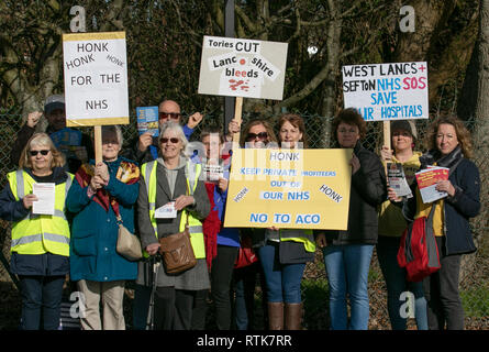 NHS Hospital 2019 Protest von Patienten und Beschäftigten im Gesundheitswesen außerhalb des Southport and Ormskirk Hospital NHS Trust, der die wichtigste Gesundheitsfürsorge für 258,000 Menschen in Southport, Formby und West Lancashire darstellt. KONP-Aktivisten wollen den NHS öffentlich halten und sind gegen Kürzungen der Krankenhausfinanzierung, Privatisierungen und den Verkauf von Standorten. Sie beschuldigen Tory-Kürzungen, die den NHS bluten lassen und sagen Nein zu ACO. Kredit MWI/AlamyLiveNews Stockfoto