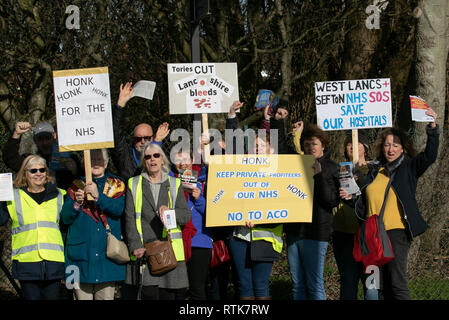 NHS Hospital 2019 Protest von Patienten und Beschäftigten im Gesundheitswesen außerhalb des Southport and Ormskirk Hospital NHS Trust, der die wichtigste Gesundheitsfürsorge für 258,000 Menschen in Southport, Formby und West Lancashire darstellt. KONP-Aktivisten wollen den NHS öffentlich halten und sind gegen Kürzungen der Krankenhausfinanzierung, Privatisierungen und den Verkauf von Standorten. Sie beschuldigen Tory-Kürzungen, die den NHS bluten lassen und sagen Nein zu ACO. Kredit MWI/AlamyLiveNews Stockfoto