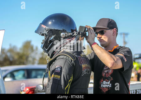 Swan Hill, Victoria, Australien. 2. Mär 2019. AeroFlow Outlaw Nitro FunnyCars-02 März 2019 - Swan Hill, Victoria, Australien. Outlaw Nitro lustig Auto fahrer Shane Olive bereitet für einen Run auf der Swan Hill weg ziehen in seinem Chevrolet Belair. Credit: Brett Keating/Alamy leben Nachrichten Stockfoto