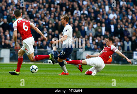 London, England - März 02, 2019. Tottenham Hotspur ist Harry Kane von Shkodran Mustafi von Arsenal während der Englischen Premier League zwischen Arsenal und Tottenham Hotspur im Wembley Stadion, London angegangen wird, England am 02 Mar 2019 FA Premier League und der Football League Bilder unterliegen dem DataCo Lizenz. Redaktionelle Verwendung nur. Kein Print Sales. Keine persönlichen Gebrauch. Keine unbezahlten Einsatz Credit: Aktion Foto Sport/Alamy leben Nachrichten Stockfoto