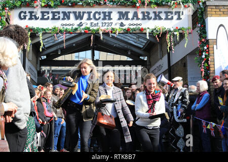 Greenwich, London, UK, 2. Mär 2019. Die Teilnehmer haben Spaß an der jährlichen pancake Race. Die Londoner pancake Race Saison erhält von einem Flippin' guten Start mit der ersten von zwei jährlichen Pfannkuchen Rennen bei Greenwich Markt heute und am Faschingsdienstag. Die traditionelle Veranstaltung im Royal Borough Kapital für die Greenwich und Bexley Gemeinschaft Hospiz. Credit: Imageplotter/Alamy leben Nachrichten Stockfoto