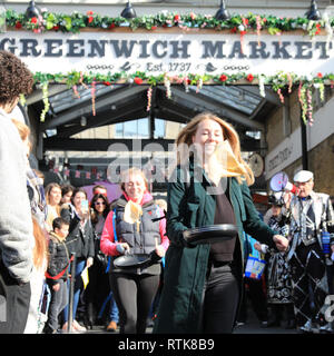 Greenwich, London, UK, 2. Mär 2019. Die Teilnehmer haben Spaß an der jährlichen pancake Race. Die Londoner pancake Race Saison erhält von einem Flippin' guten Start mit der ersten von zwei jährlichen Pfannkuchen Rennen bei Greenwich Markt heute und am Faschingsdienstag. Die traditionelle Veranstaltung im Royal Borough Kapital für die Greenwich und Bexley Gemeinschaft Hospiz. Credit: Imageplotter/Alamy leben Nachrichten Stockfoto