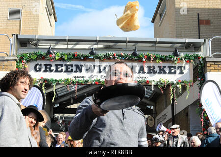 Greenwich, London, UK, 2. Mär 2019. Die Teilnehmer haben Spaß an der jährlichen pancake Race. Die Londoner pancake Race Saison erhält von einem Flippin' guten Start mit der ersten von zwei jährlichen Pfannkuchen Rennen bei Greenwich Markt heute und am Faschingsdienstag. Die traditionelle Veranstaltung im Royal Borough Kapital für die Greenwich und Bexley Gemeinschaft Hospiz. Credit: Imageplotter/Alamy leben Nachrichten Stockfoto