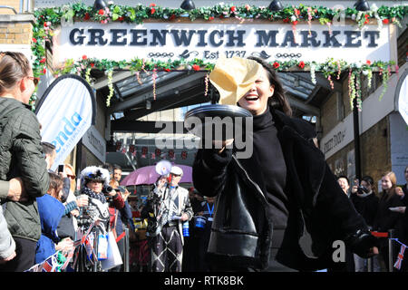 Greenwich, London, UK, 2. Mär 2019. Die Teilnehmer haben Spaß an der jährlichen pancake Race. Die Londoner pancake Race Saison erhält von einem Flippin' guten Start mit der ersten von zwei jährlichen Pfannkuchen Rennen bei Greenwich Markt heute und am Faschingsdienstag. Die traditionelle Veranstaltung im Royal Borough Kapital für die Greenwich und Bexley Gemeinschaft Hospiz. Credit: Imageplotter/Alamy leben Nachrichten Stockfoto