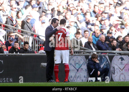 London, Großbritannien. 02 Mär, 2019. Arsenal Manager Unai Emery (L) spricht mit Henrik Mkhitaryan von Arsenal (R). EPL Premier League match, Tottenham Hotspur v Arsenal im Wembley Stadion in London am Samstag, den 2. März 2019. Dieses Bild dürfen nur für redaktionelle Zwecke verwendet werden. Nur die redaktionelle Nutzung, eine Lizenz für die gewerbliche Nutzung erforderlich. Keine Verwendung in Wetten, Spiele oder einer einzelnen Verein/Liga/player Publikationen. pic von Steffan Bowen/Andrew Orchard sport Fotografie/Alamy Live news Credit: Andrew Orchard sport Fotografie/Alamy leben Nachrichten Stockfoto