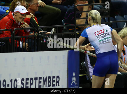 Emirate Arena, Glasgow, UK. 2 Mär, 2019. Leichtathletik Hallen- Meisterschaften, Tag 2; Holly Bradshaw (GBR) spricht mit ihrem Trainer Credit: Aktion plus Sport/Alamy leben Nachrichten Stockfoto