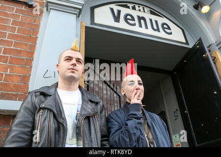 Southend UK. 2. März, 2019. Zwei Punks mit Mohican Frisur außerhalb der Schauplatz für die southend Punkfest 2019. Penelope Barritt/Alamy leben Nachrichten Stockfoto