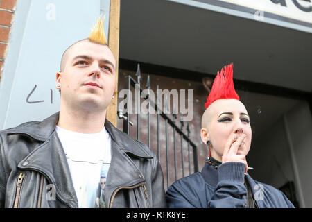 Southend UK. 2. März, 2019. Zwei Punks mit Mohican Frisur außerhalb der Schauplatz für die southend Punkfest 2019. Penelope Barritt/Alamy leben Nachrichten Stockfoto