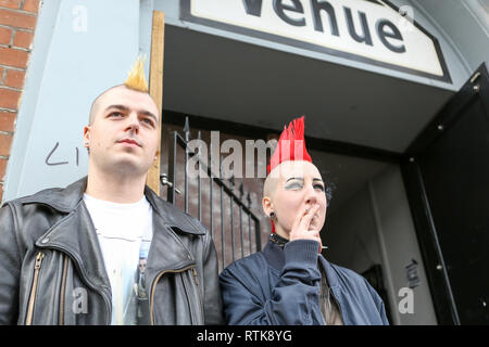 Southend UK. 2. März, 2019. Zwei Punks mit Mohican Frisur außerhalb der Schauplatz für die southend Punkfest 2019. Penelope Barritt/Alamy leben Nachrichten Stockfoto