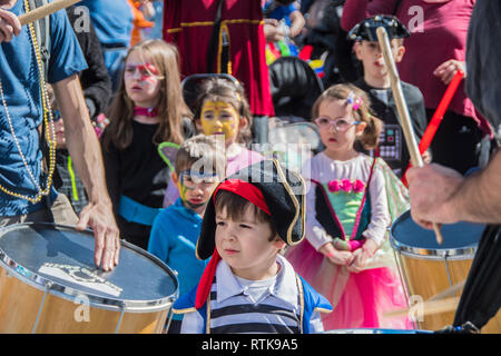 Feiern des Karneval auf den Straßen von Madrid nahm dieses Mal statt in der Nähe von Salamanca. Im Bild Kinder hören Batucada brasilianische Musik, Kredit: Alberto Sibaja Stockfoto