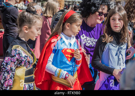 Feiern des Karneval auf den Straßen von Madrid nahm dieses Mal statt in der Nähe von Salamanca. Im Bild ein Mädchen als super Frau credit verschleiern: Alberto Sibaja Stockfoto