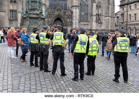 Edinburgh, Vereinigtes Königreich. 2. März 2019. Polizeipräsenz an den iranischen und schottischen Dudelsack Parade außerhalb St Giles Kathedrale auf der Royal Mile, Teil der iranischen Edinburgh Festival, feiert der iranischen Kultur und Integration der Gemeinschaften. Quelle: Craig Brown/Alamy leben Nachrichten Stockfoto