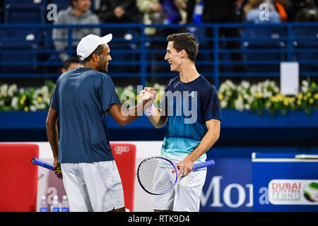 Dubai, VAE. 2. März 2019. Joe Salisbury von Großbritannien und Rajeev Ram der USA auf dem Weg zum Gewinnen der 2019 Dubai Tennis Championships final gegen Jan-Lennard Struff Deutschlands und Ben McLachlan von Japan verdoppelt. Die 4 gesetzte Duo von Salisbury und Ram gewann in gerade Sätze 7-6 (7-4), 6-3 Credit: Feroz Khan/Alamy leben Nachrichten Stockfoto