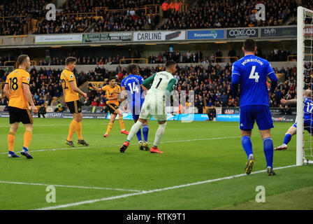 Wolverhampton, Großbritannien. 2 Mär, 2019. Raul Jimenez von Wolverhampton Wanderers verlängert seine Seiten führen (2-0). Credit: Paul Roberts/bis Top/Alamy leben Nachrichten Stockfoto