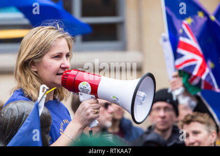 Cardiff, Wales, UK. 2. März 2019. Mehrere hundert Menschen nahmen an einer anti-brexit März in Cardiff heute, 2. März 2019. Der März, von der Cardiff für Europa Gruppe organisiert und versammelte sich außerhalb des Cardiff Central Library vor dem Spaziergang durch die Cardiff geschäftigsten Shopping Bereich. Lokale Labour-abgeordneten, Jo Stevens und Anna McMorrin gab kurze Reden und wurden von anderen Rednern, einschließlich Adam Preis, der Führer der Plaid Cymru verbunden. Quelle: Chris Stevenson/Alamy leben Nachrichten Stockfoto