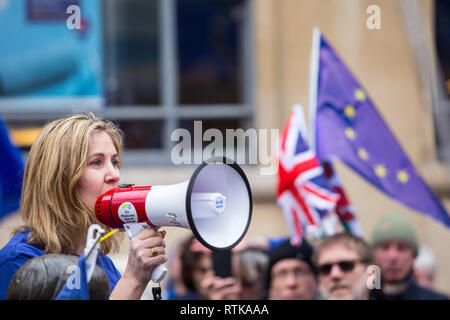 Cardiff, Wales, UK. 2. März 2019. Mehrere hundert Menschen nahmen an einer anti-brexit März in Cardiff heute, 2. März 2019. Der März, von der Cardiff für Europa Gruppe organisiert und versammelte sich außerhalb des Cardiff Central Library vor dem Spaziergang durch die Cardiff geschäftigsten Shopping Bereich. Lokale Labour-abgeordneten, Jo Stevens und Anna McMorrin gab kurze Reden und wurden von anderen Rednern, einschließlich Adam Preis, der Führer der Plaid Cymru verbunden. Quelle: Chris Stevenson/Alamy leben Nachrichten Stockfoto