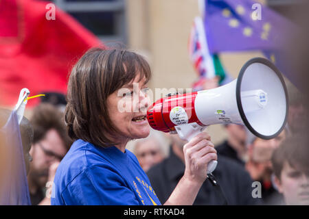 Cardiff, Wales, UK. 2. März 2019. Mehrere hundert Menschen nahmen an einer anti-brexit März in Cardiff heute, 2. März 2019. Der März, von der Cardiff für Europa Gruppe organisiert und versammelte sich außerhalb des Cardiff Central Library vor dem Spaziergang durch die Cardiff geschäftigsten Shopping Bereich. Lokale Labour-abgeordneten, Jo Stevens und Anna McMorrin gab kurze Reden und wurden von anderen Rednern, einschließlich Adam Preis, der Führer der Plaid Cymru verbunden. Quelle: Chris Stevenson/Alamy leben Nachrichten Stockfoto