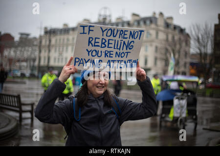 Glasgow, Schottland, 2. März 2019. Das "Blue Wave" Demonstration vom Aussterben Rebellion Klimawandel Gruppe und Unterstützer, blockieren Straßen und bewegen sich durch die Straßen der Stadt das steigende Wasser des Flusses Clyde zu markieren und auf die Gefahren des Klimawandels zu warnen, wenn dringende Maßnahmen nicht sofort ergriffen werden. Die friedliche Demonstration von ca. 200 Menschen kulminierte mit dem symbolischen Werfen von Wasser aus dem Fluss Clyde auf die Stadt schritte Kammern, ein Symbol für die Wasserstände zu kommen. In Glasgow, Schottland. Quelle: Jeremy Sutton-Hibbert / alamy Leben Nachrichten. Stockfoto