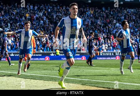 Barcelona, Spanien. 2 Mär, 2019. Die RCD Espanyol Mario Hermoso (vorne) feiert sein Ziel während der spanischen Liga Match zwischen RCD Espanyol und Valladolid in Barcelona, Spanien, am 2. März 2019. RCD Espanyol gewonnen 3-1. Credit: Joan Gosa/Xinhua/Alamy leben Nachrichten Stockfoto