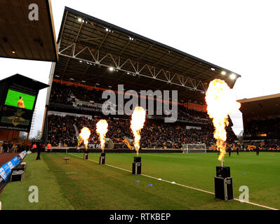 Wolverhampton, Großbritannien. 2 Mär, 2019. Flammen ausbrechen an molineux wie die Teams kommen. Credit: Paul Roberts/bis Top/Alamy leben Nachrichten Stockfoto