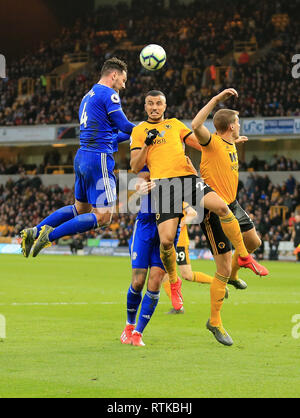 Wolverhampton, Großbritannien. 2 Mär, 2019. Sean Morrison von Cardiff City steigt Höchste einen Header zu gewinnen. Credit: Paul Roberts/bis Top/Alamy leben Nachrichten Stockfoto