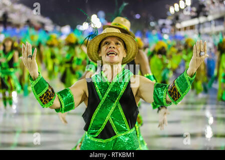 Rio De Janeiro, Brasilien. 2. März 2019. Mitglied der Vereinigten Samba Schule der Brücke während ein Karneval 2019 Serie eine Parade an der Sapucaí Sambadrome in der Stadt Rio de Janeiro dieser Freitag, 01. (Foto: William Volcov/Brasilien Foto Presse Credit: Brasilien Foto Presse/Alamy leben Nachrichten Stockfoto