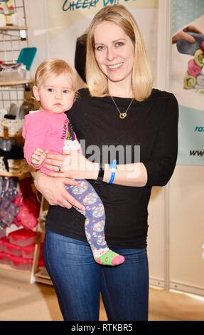 London, Großbritannien. 2. März 2019. Kirsty McCabe mit ihrer Tochter Ava, das Baby zeigen, Excel, London.UK Credit: michael Melia/Alamy leben Nachrichten Stockfoto