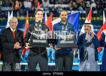 Dubai, VAE. 2. März 2019. Joe Salisbury von Großbritannien und Rajeev Ram os USA mit ihren Trophäen gewinnen, der 2019 Dubai Tennis Championships verdoppelt. Die 4 gesetzte Duo von Salisbury und Ram gewann in gerade Sätze 7-6 (7-4), 6-3 gegen Jan-Lennard Struff Deutschlands und Ben McLachlan von Japan Credit: Feroz Khan/Alamy leben Nachrichten Stockfoto