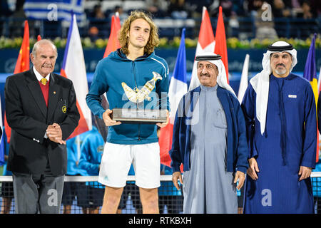 Dubai, VAE. 2. März 2019. Stefanos Tsitsipas nach dem Akzeptieren der Nächstplatzierten Trophy im 2019 Dubai Duty Free Tennis Meisterschaften. Tsitsipas verloren 4-6 4-6 zu Roger Federer Credit: Feroz Khan/Alamy leben Nachrichten Stockfoto