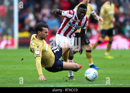 Stoke-on-Trent, Großbritannien. 2. März 2019. Nottingham Forest Mittelfeldspieler João Carvalho (10) fällt zu Boden, während die Abschirmung des Kugel von Stoke City Mittelfeldspieler Oghenekaro Etebo (8) Während der EFL Sky Bet Championship Match zwischen Stoke City und Nottingham Forest in der bet365-Stadion, Stoke-on-Trent, England am 2. März 2019. Foto von Jurek Biegus. Nur die redaktionelle Nutzung, eine Lizenz für die gewerbliche Nutzung erforderlich. Keine Verwendung in Wetten, Spiele oder einer einzelnen Verein/Liga/player Publikationen. Credit: UK Sport Pics Ltd/Alamy leben Nachrichten Stockfoto