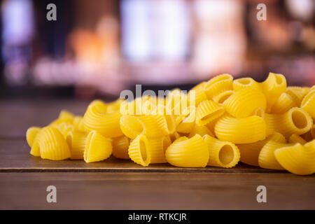 Menge ganze rohe Nudeln Pipe Rigate Vielfalt in einem Restaurant Stapel Stockfoto