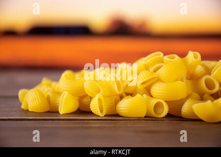 Menge ganze rohe Nudeln Pipe Rigate Sorte mit Herbst Feld Stapel Stockfoto