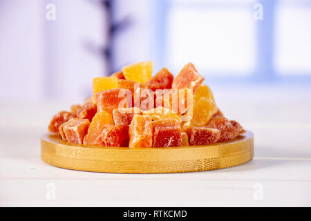 Viele Schichten von trockenen Papaya auf Bambus Platte mit blauen Fenster Stockfoto