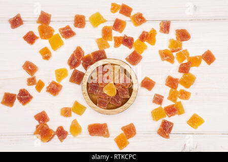 Viele Schichten von trockenen Papaya mit Houten flatlay auf weißem Holz Stockfoto