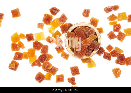 Viele Schichten von trockenen Papaya mit Houten flatlay auf weißem Hintergrund Stockfoto