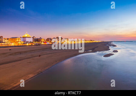 Luftbild vom Pier auf Meer, Küste und den Strand und Scheveningen, Den Haag während der Blauen Stunde Sonnenuntergang. Stockfoto