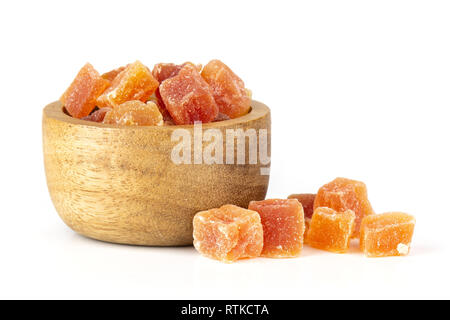 Viele Scheiben von bunt Trocken papaya mit Holz- Schüssel auf weißem Hintergrund Stockfoto