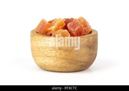 Viele Schichten von trockenen Papaya mit Holz- Schüssel auf weißem Hintergrund Stockfoto