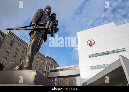 Bronzestatue von Jack Van Koten am Eingang der Shriners Kinderkrankenhaus in Portland, Oregon. Stockfoto